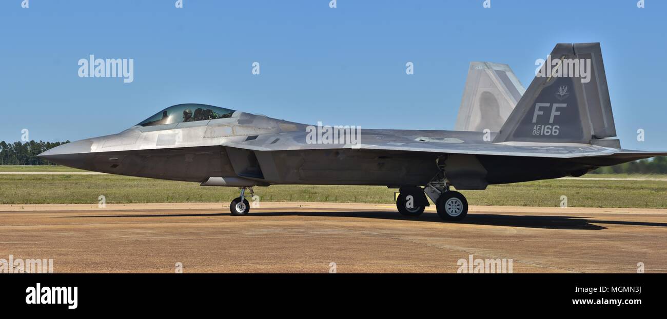 Une armée de l'air F-22 Raptor sur la piste à Columbus Air Force Base. Ce F-22 appartient à la 192e Escadre de chasse de Joint Base Langley-Eustis. Banque D'Images