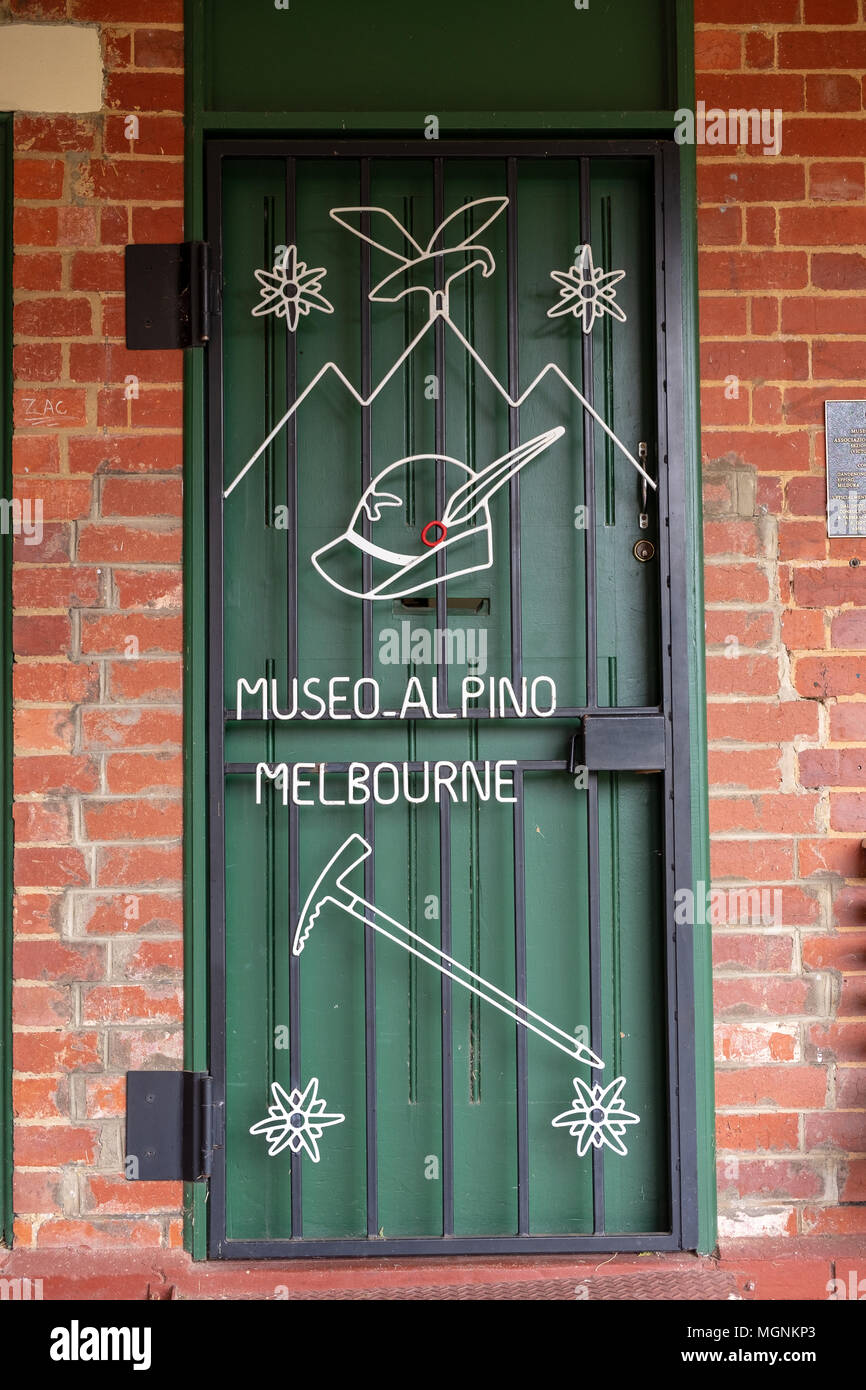 Porte du Musée alpin de Melbourne, Terrasse des bâtiments, La Trobe University, Melbourne, Australie Banque D'Images
