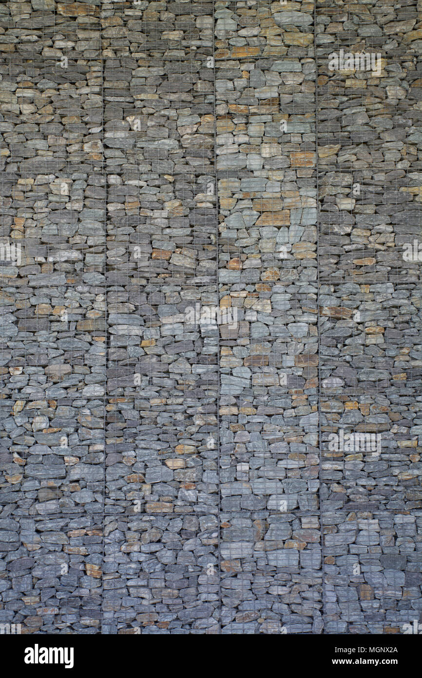 Mur de gabions haut fond gris des pierres dans les Paniers Banque D'Images