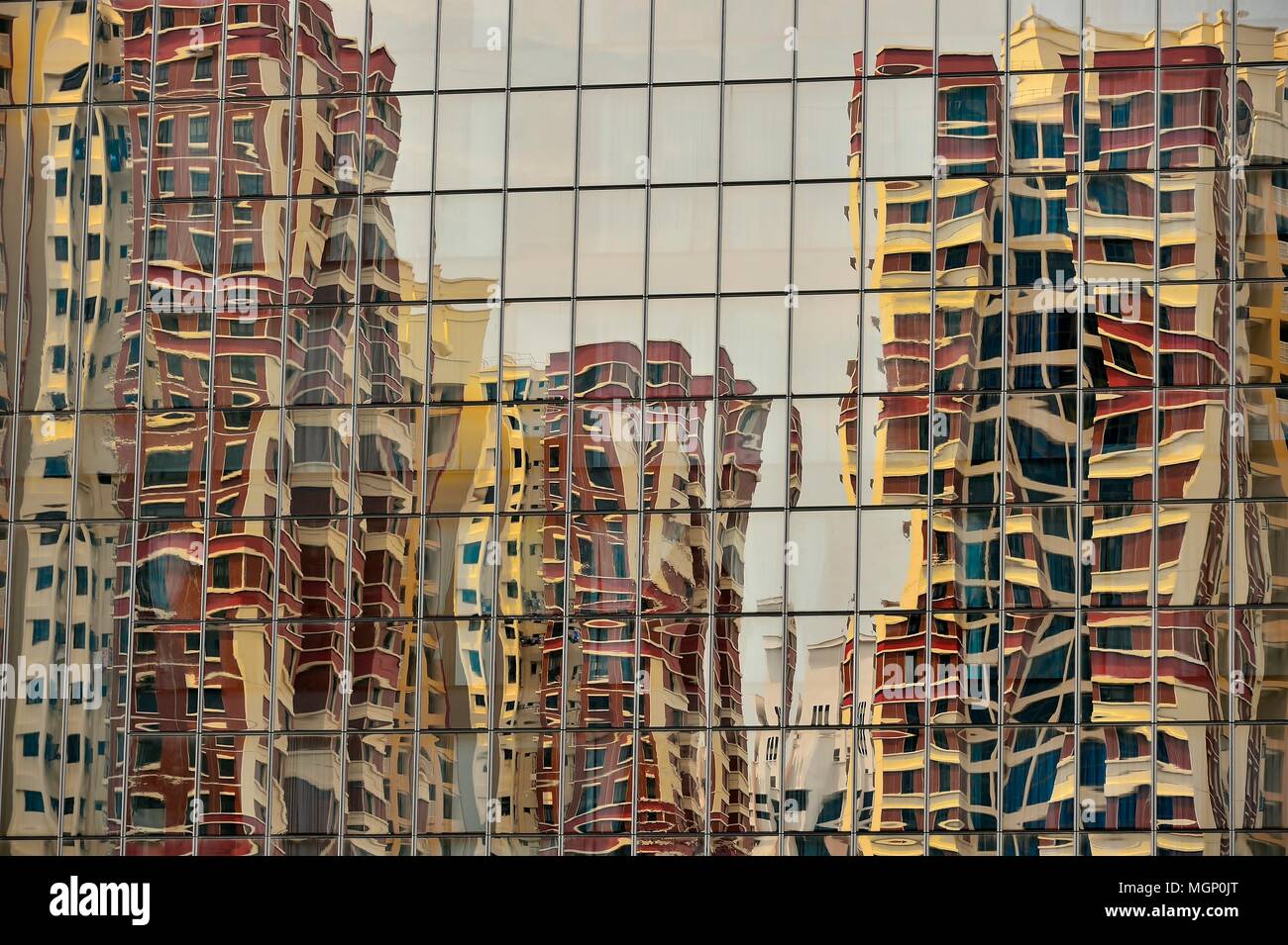 Vue de face d'un grand immeuble de bureaux modernes à Singapour avec façade en verre et une forte réflexion, abstract background Banque D'Images