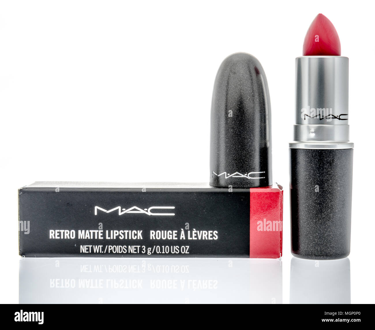 Winneconne, WI - 30 Avril 2018 : un paquet de rouge à lèvres MAC sur un arrière-plan. Banque D'Images