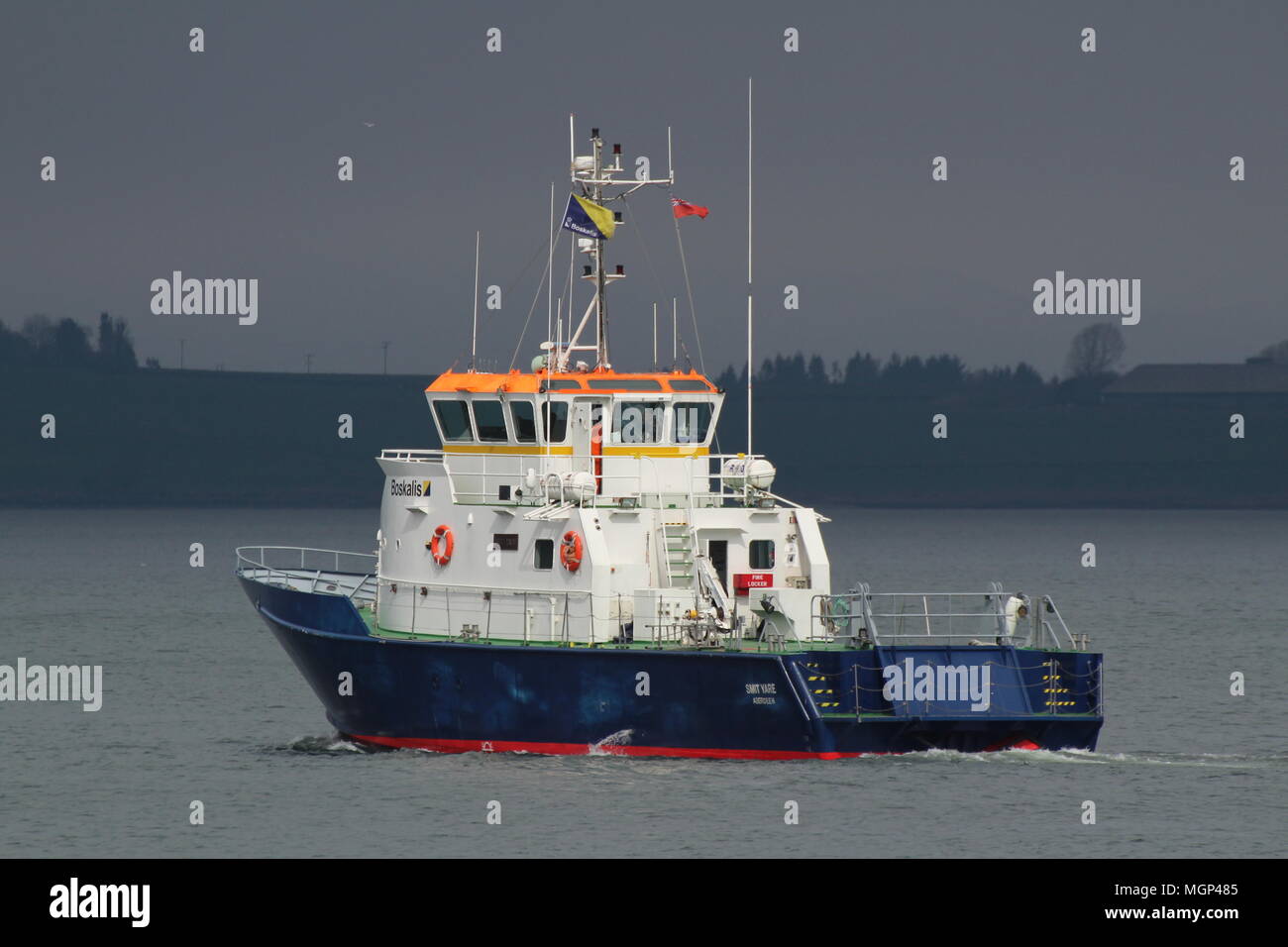 La formation de l'équipage du navire de soutien naval/Smit MV, passant de l'Yare Greenock Port est de l'Inde durant l'exercice Joint Warrior 18-1. Banque D'Images