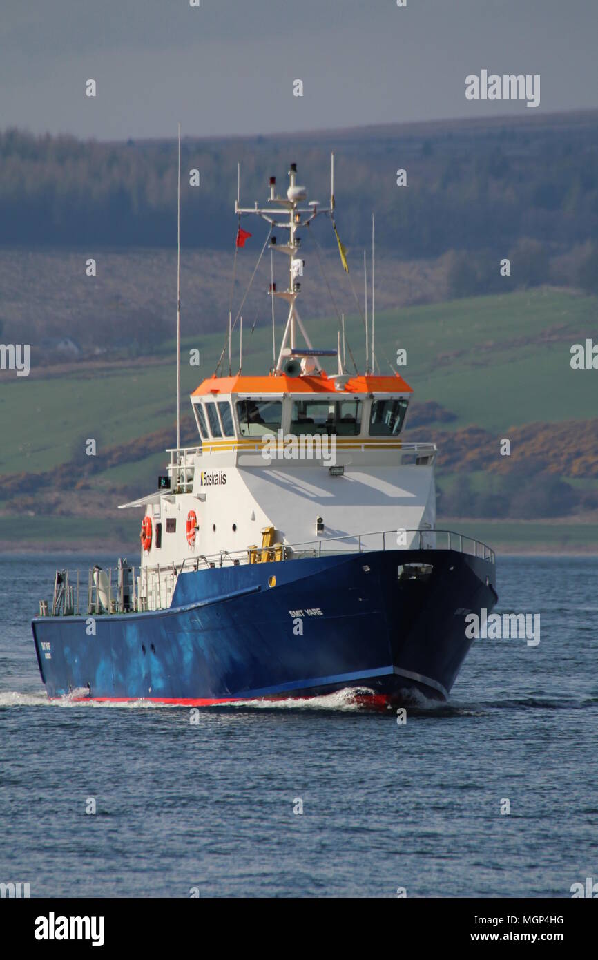 La formation de l'équipage du navire de soutien naval/Smit MV, passant de l'Yare Greenock Port est de l'Inde durant l'exercice Joint Warrior 18-1. Banque D'Images