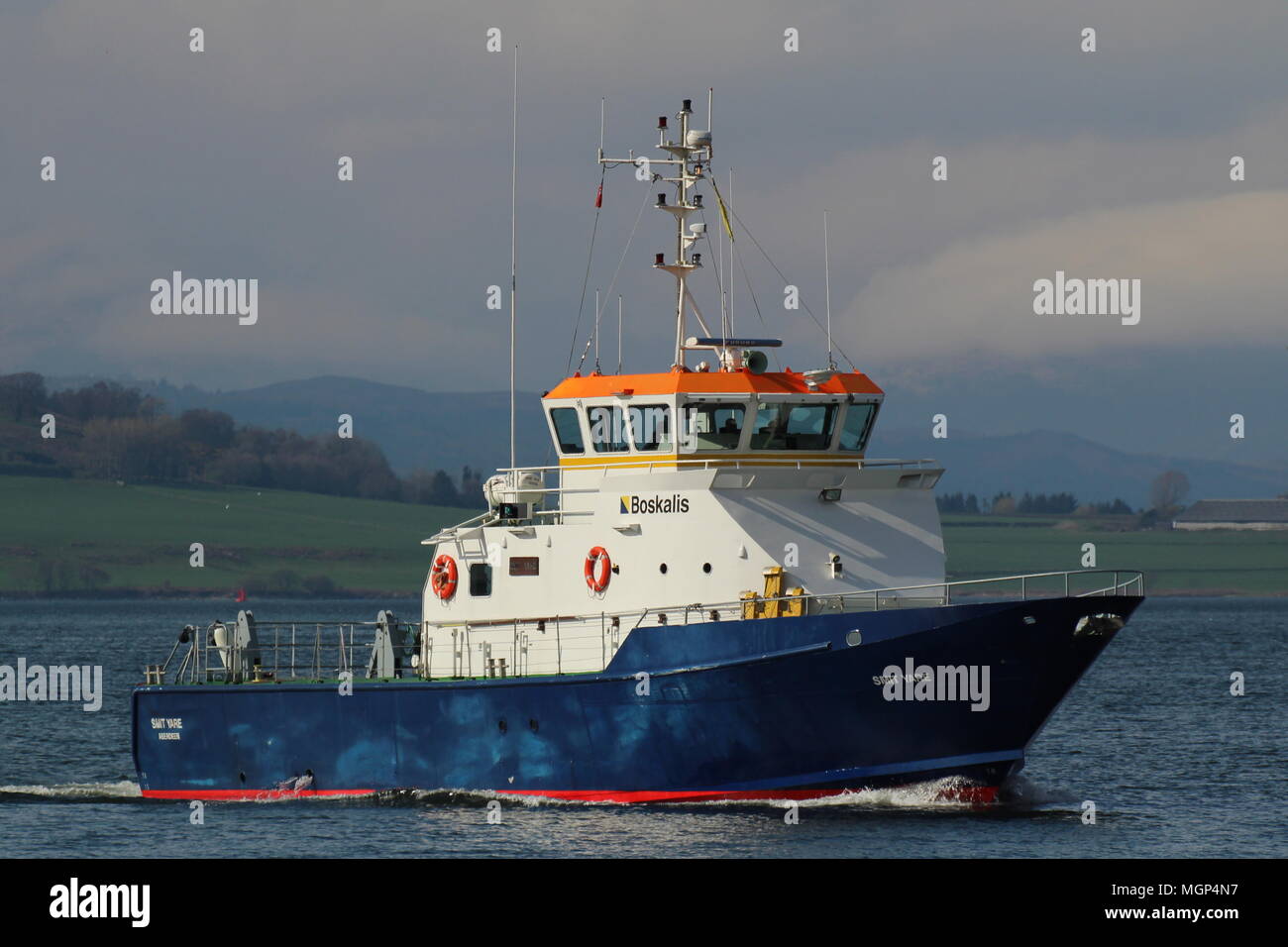 La formation de l'équipage du navire de soutien naval/Smit MV, passant de l'Yare Greenock Port est de l'Inde durant l'exercice Joint Warrior 18-1. Banque D'Images