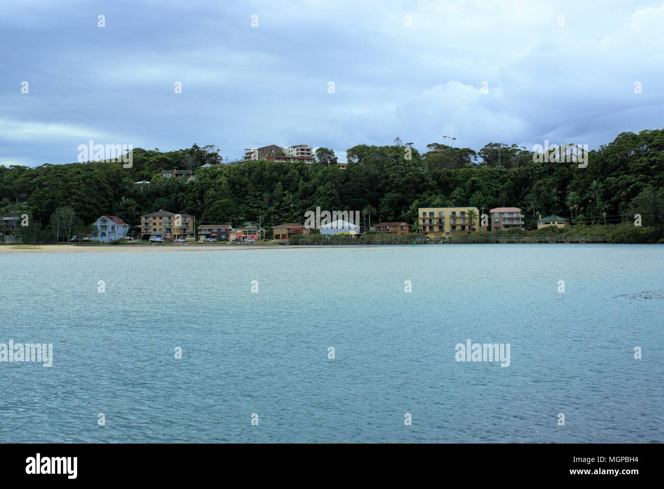 Maisons au bord de l'eau en Australie face à river Banque D'Images