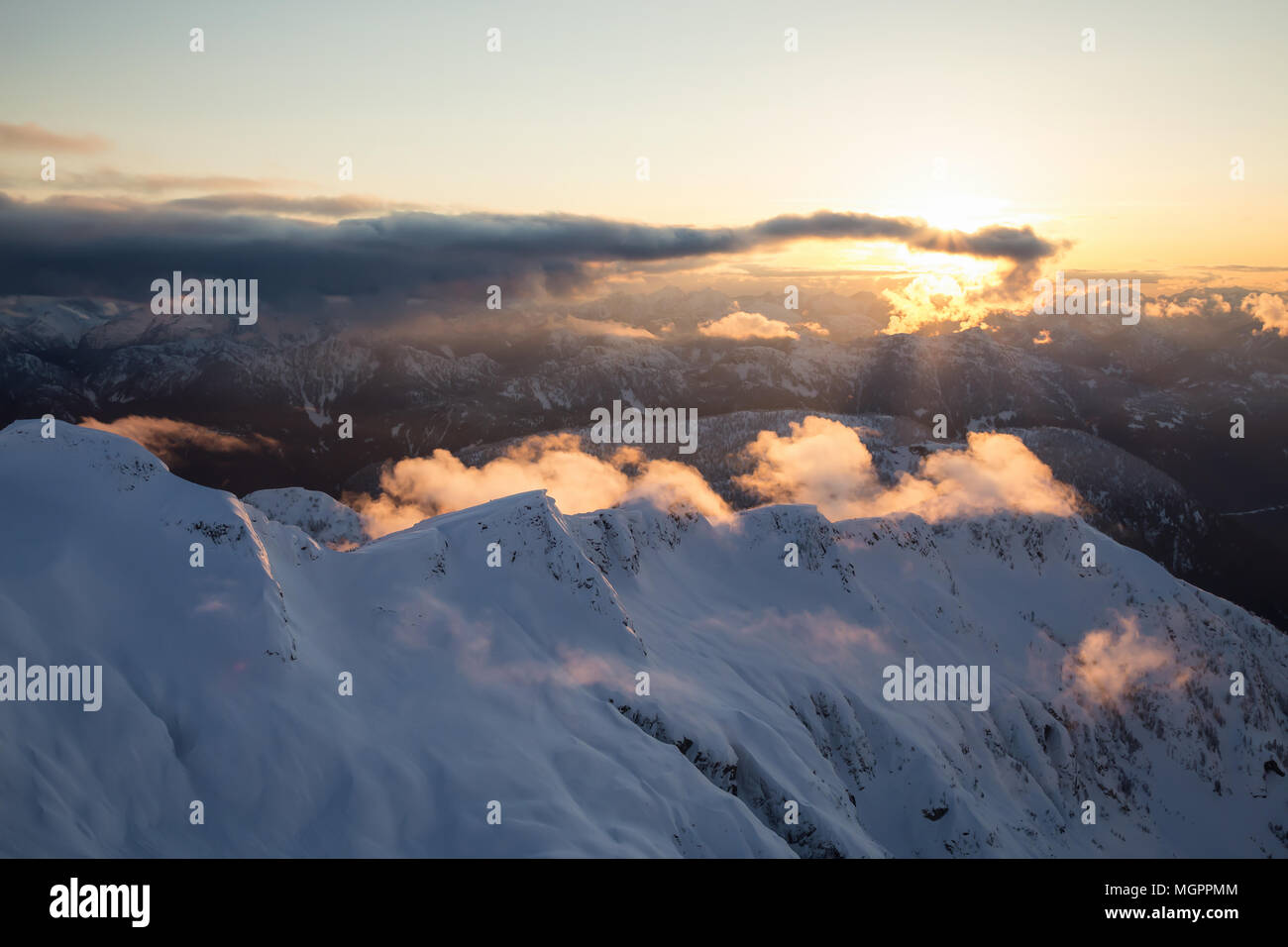 Antenne frappant sur le magnifique paysage de montagnes du Canada lors d'un coucher de soleil spectaculaire. Prises au nord de Vancouver, Colombie-Britannique, Canada. Banque D'Images