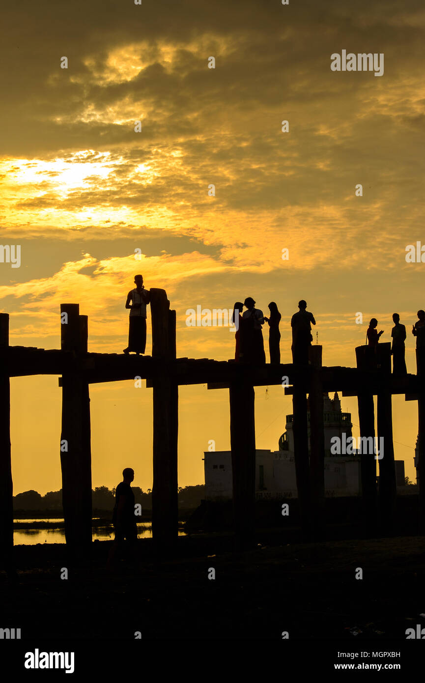 Pont U Bein sur le lac Taungthaman, le plus ancien et le plus long pont en teck dans le monde Banque D'Images