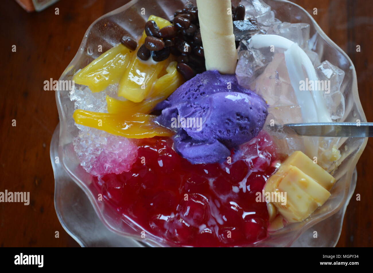 L'Halo-halo Pinoy délicieux avec de la crème glacée Banque D'Images