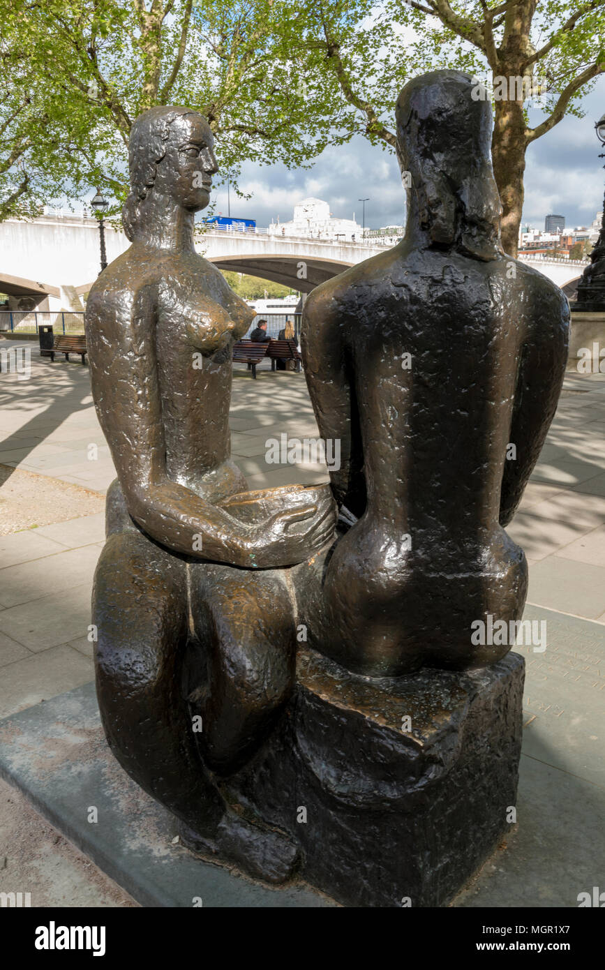 London Pride, une sculpture par frank dobson RA à l'extérieur du théâtre national au centre de Londres sur la rive sud de la Tamise. théâtre national Banque D'Images