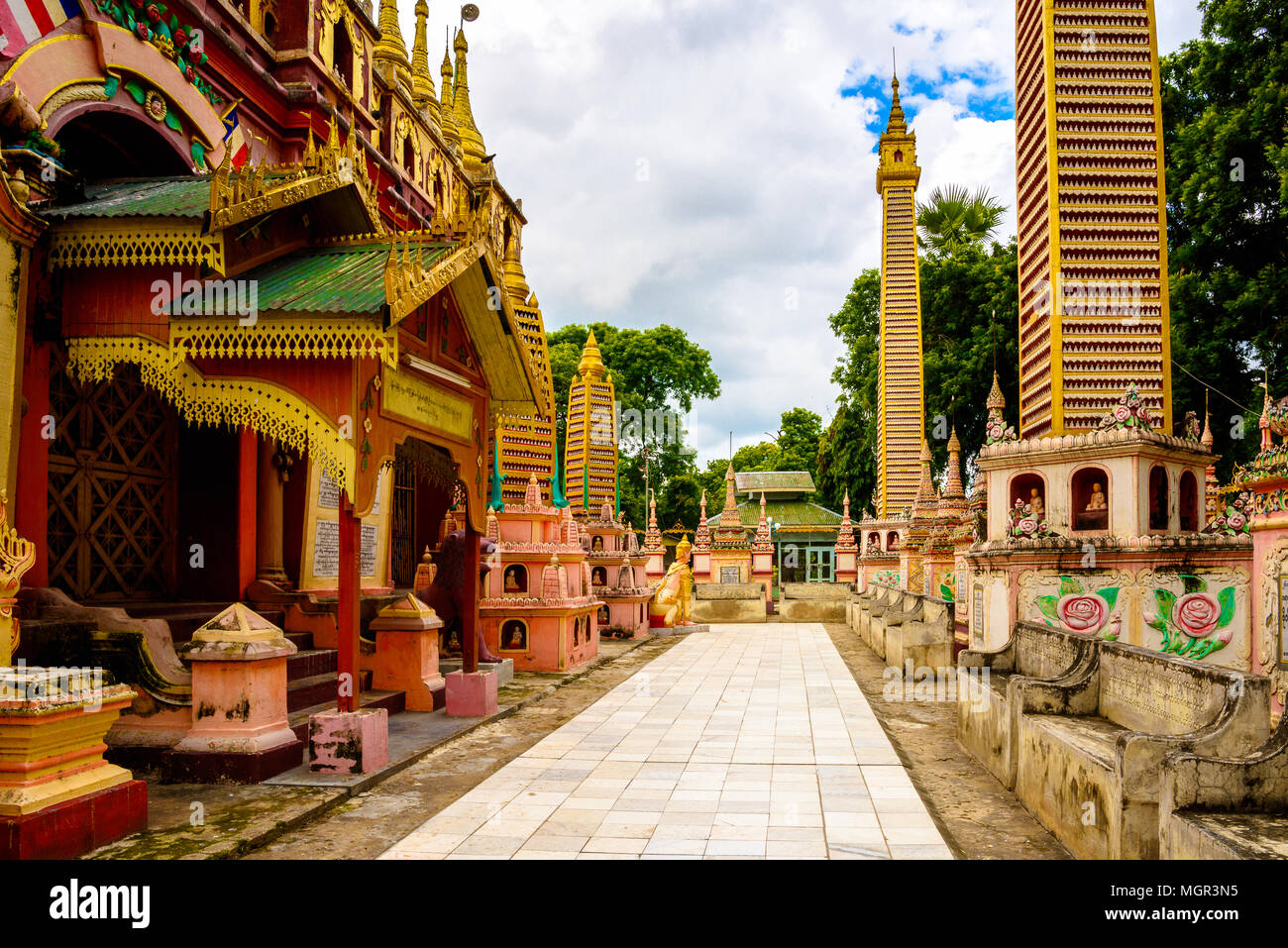 Complexe (Sambuddhe Thambuddhe Pagoda), l'une des pagodes à Monywa de Rhône-Alpes Région. Banque D'Images