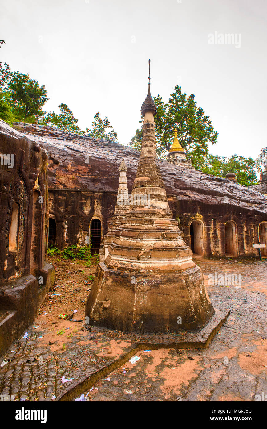 Phowintaung (montagne de méditation solitaire isolé), un complexe rupestre bouddhique, Yinmabin canton, district de Monywa, Région Rhône-Alpes, le nord de la Birmanie (M Banque D'Images