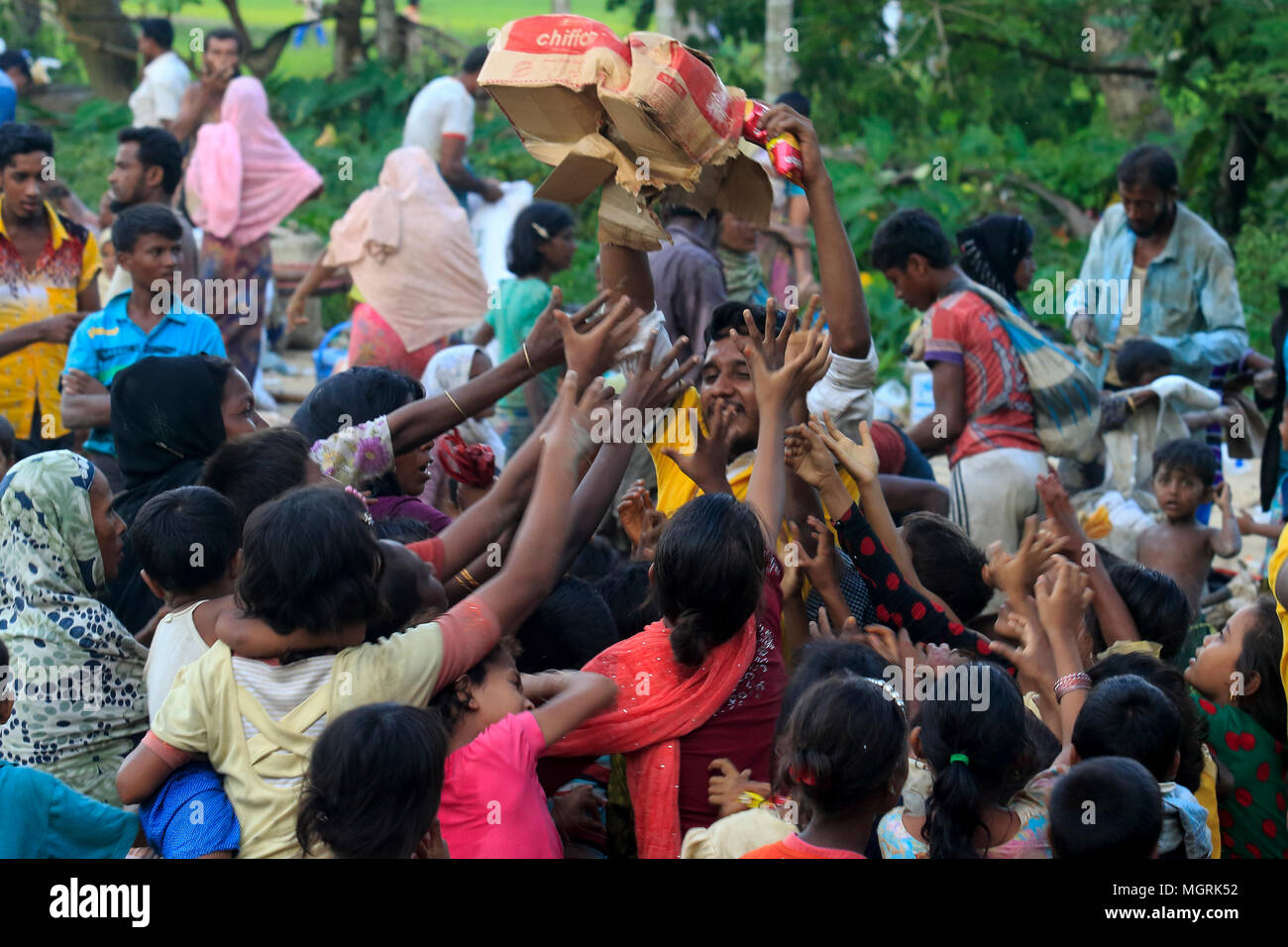 Réfugiés rohingyas ruée pour du matériel de secours à kutupalong à Ukhia, Cox's Bazar, Bangladesh Banque D'Images