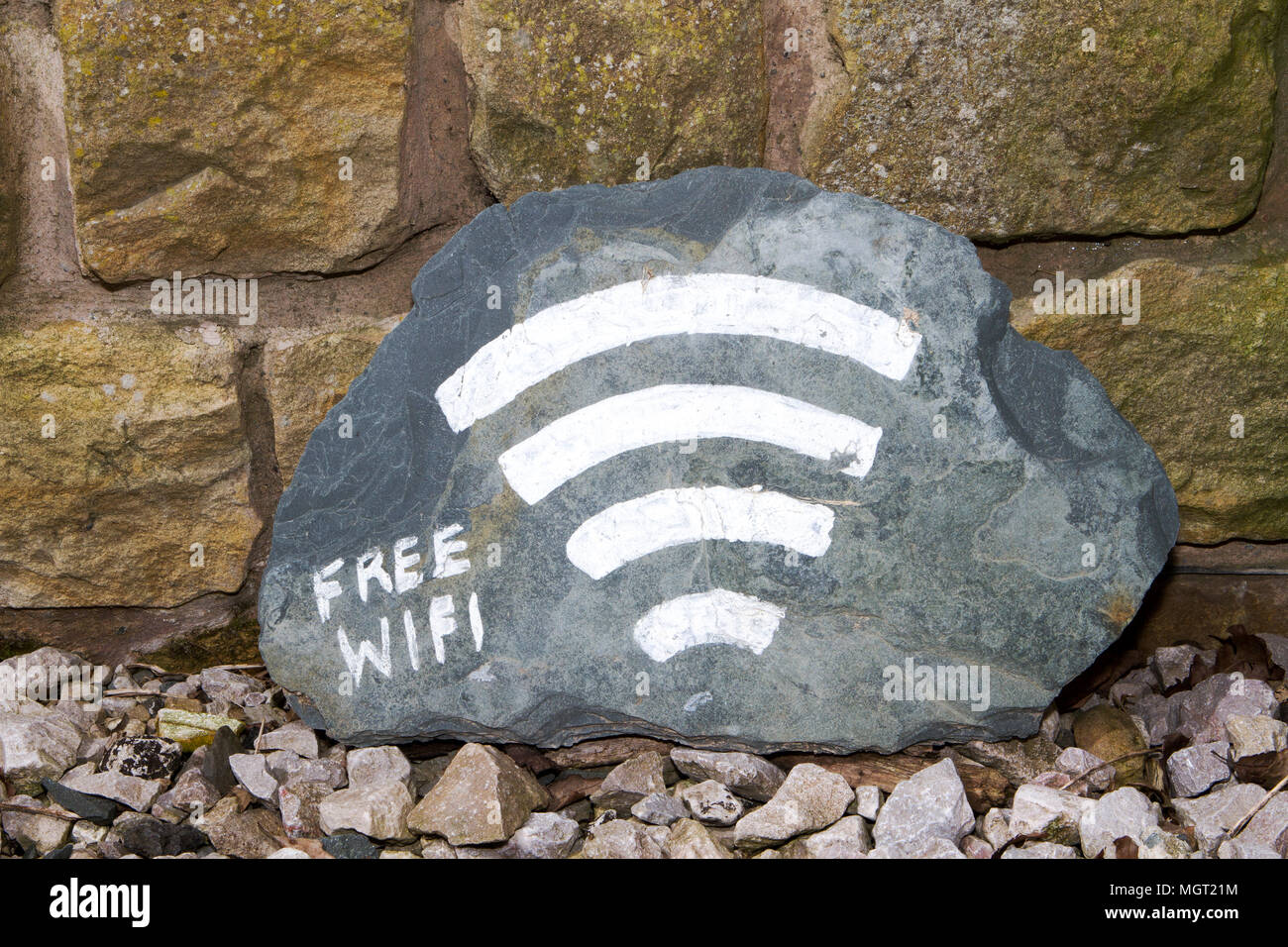 Une connexion Wi-Fi gratuite signe avec les barres de signal sur un morceau d'ardoise coupés Banque D'Images