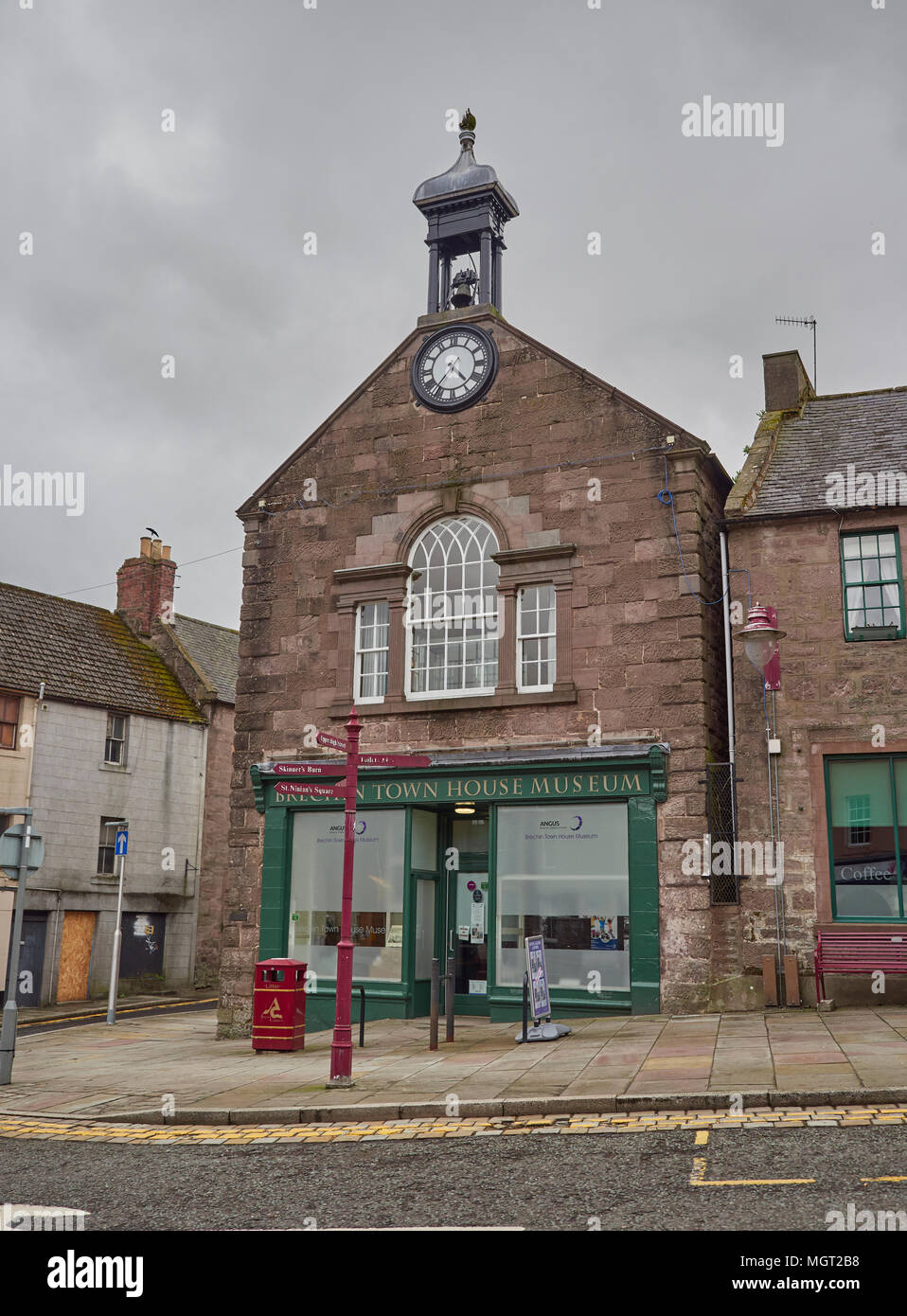 L'ancienne maison, maintenant la ville de Brechin House Museum dans la partie supérieure de la rue haute de l'ancienne cathédrale de la ville de Brechin, Angus, Scotland. Banque D'Images