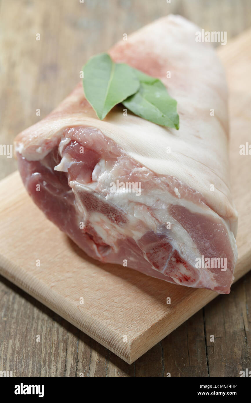 Jarret De Porc Cru Et Le Laurier Sur Une Planche A Decouper En