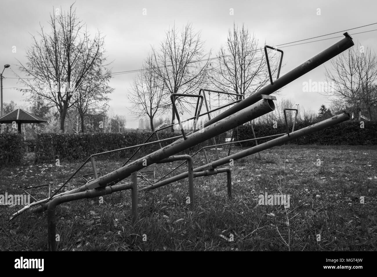 Dans une aire de jeux balançoire déserte à l'automne ; noir et blanc Banque D'Images
