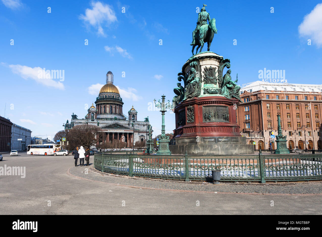 SAINT PETERSBURG, Russie - le 17 mars 2018 : personnes près de Monument à Nicolas I et point de vue sur la cathédrale Saint Isaac Cathédrale sur la place St Isaac à Sain Banque D'Images