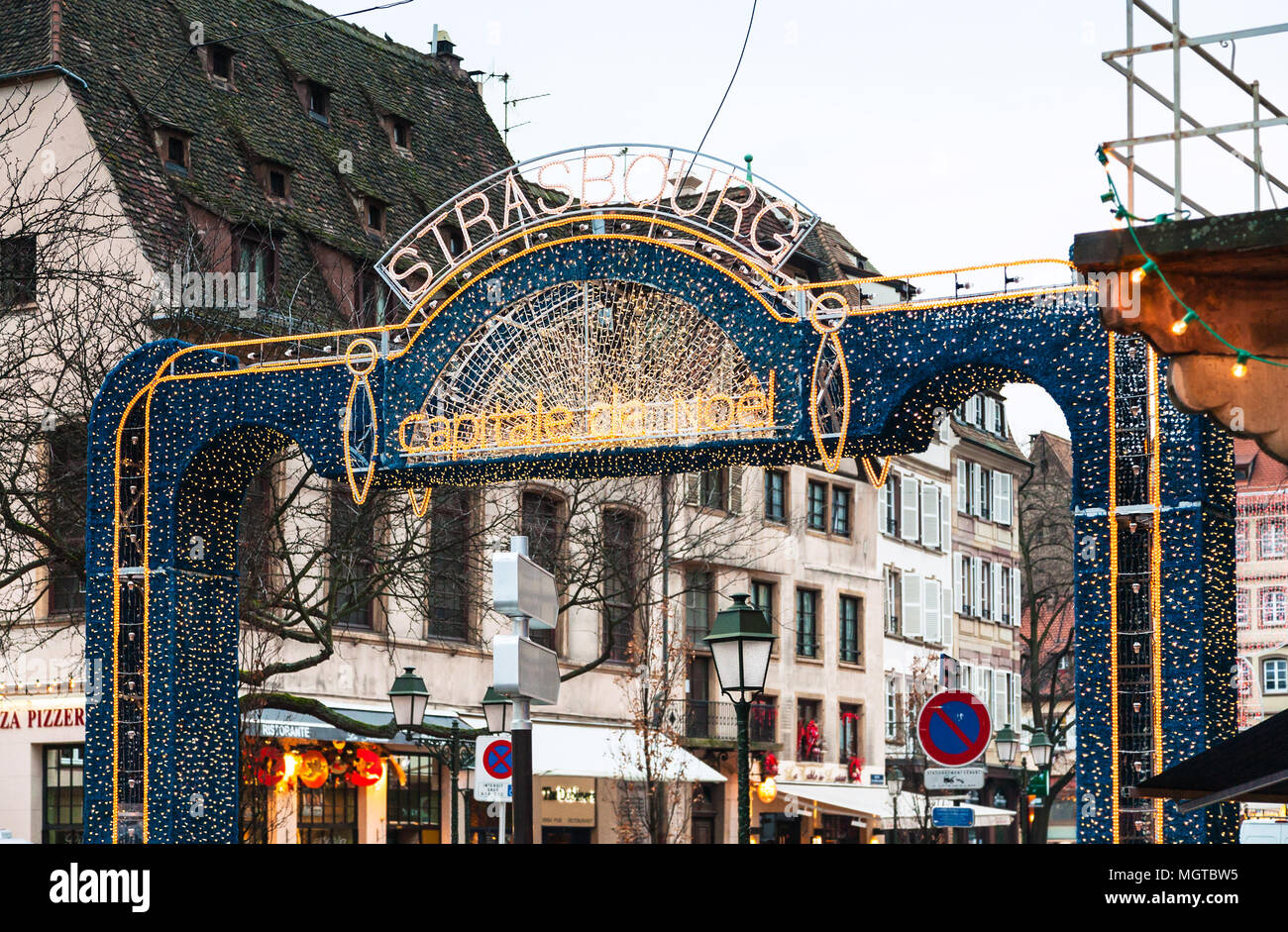 STRASBOURG, FRANCE - 11 décembre 2011 : la porte de Noël traditionnel dans la ville de Strasbourg. Le marché de Noël de Strasbourg est très première Xmas mar Banque D'Images