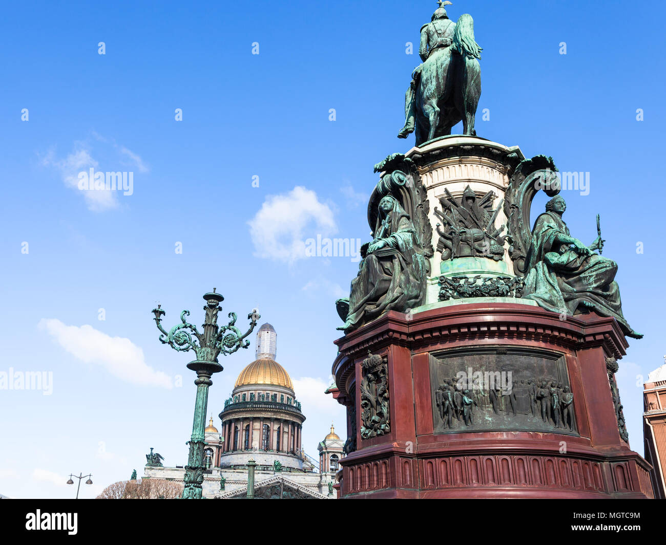 Monument à Nicolas I et le dôme de la Cathédrale Saint Isaac sur la cathédrale St Isaac Square de Saint Petersburg city en Mars Banque D'Images