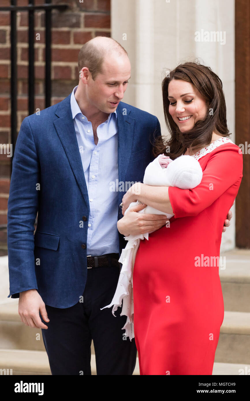 S.a.r. le Prince William, duc de Cambridge et de Son Altesse Royale la duchesse de Cambridge, sourire qu'il quitte le Lindo Wing avec leur nouveau bébé garçon, le Prince Louis Banque D'Images