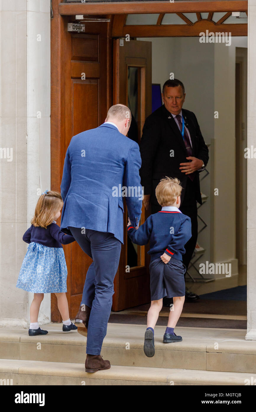 S.a.r. le Prince William, duc de Cambridge apporte ses premiers enfants, la Princesse Charlotte et du Prince George, à visiter leur nouveau petit frère. Banque D'Images