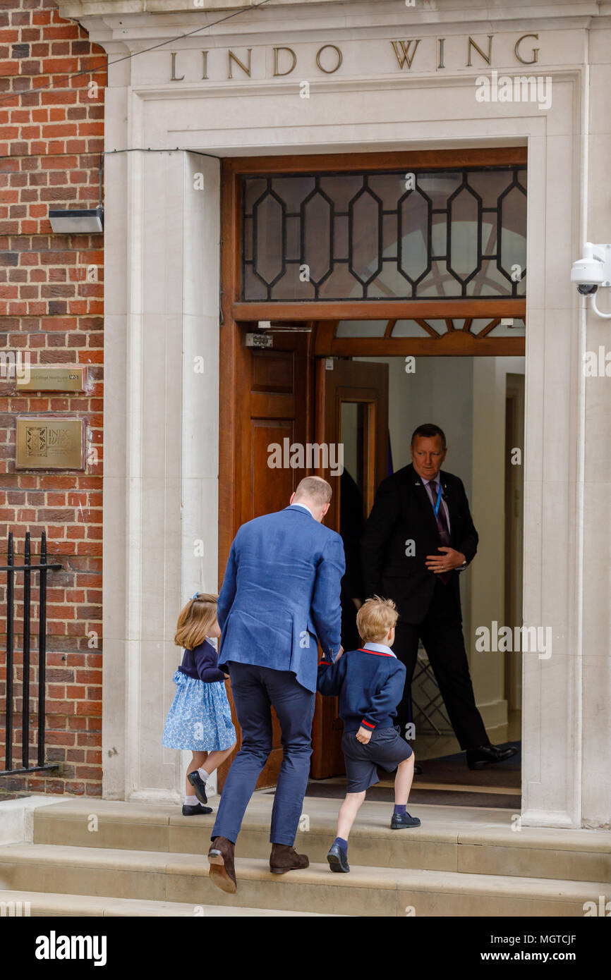 S.a.r. le Prince William, duc de Cambridge apporte ses premiers enfants, la Princesse Charlotte et du Prince George, à visiter leur nouveau petit frère. Banque D'Images