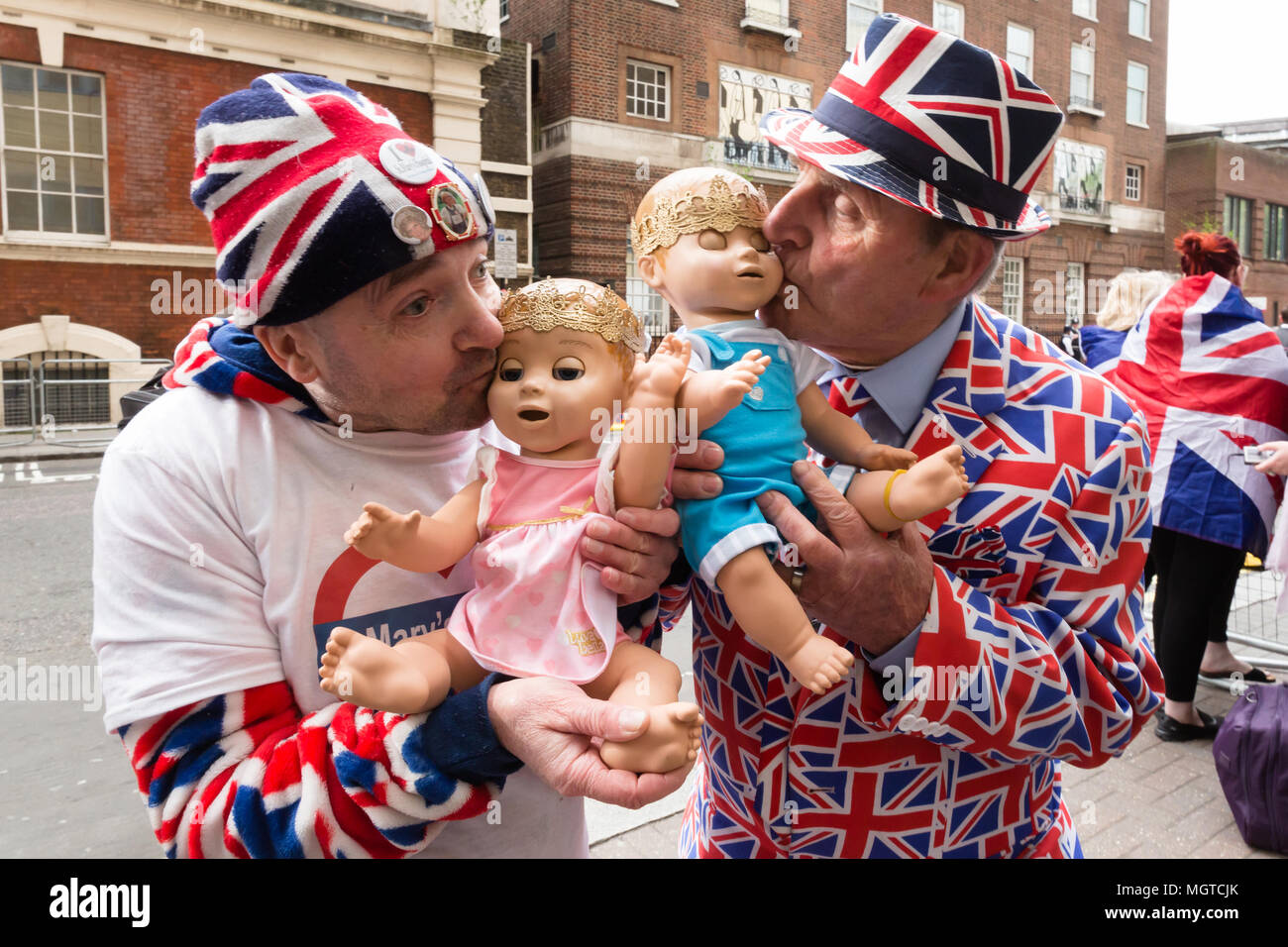 Royal fans L-R ; John Loughrey, 63, de Streatham et Terry Hutt, 82, de Weston-Super-Mare) posent avec bébé prince et princesse poupées. Banque D'Images