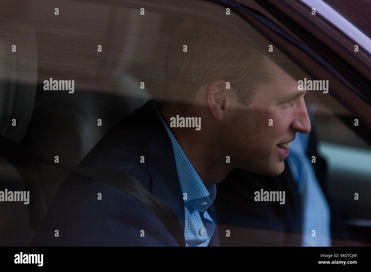 S.a.r. le Prince William, duc de Cambridge au volant de sa maison familiale à partir de l'aile Lindo après la naissance de son troisième enfant. Banque D'Images