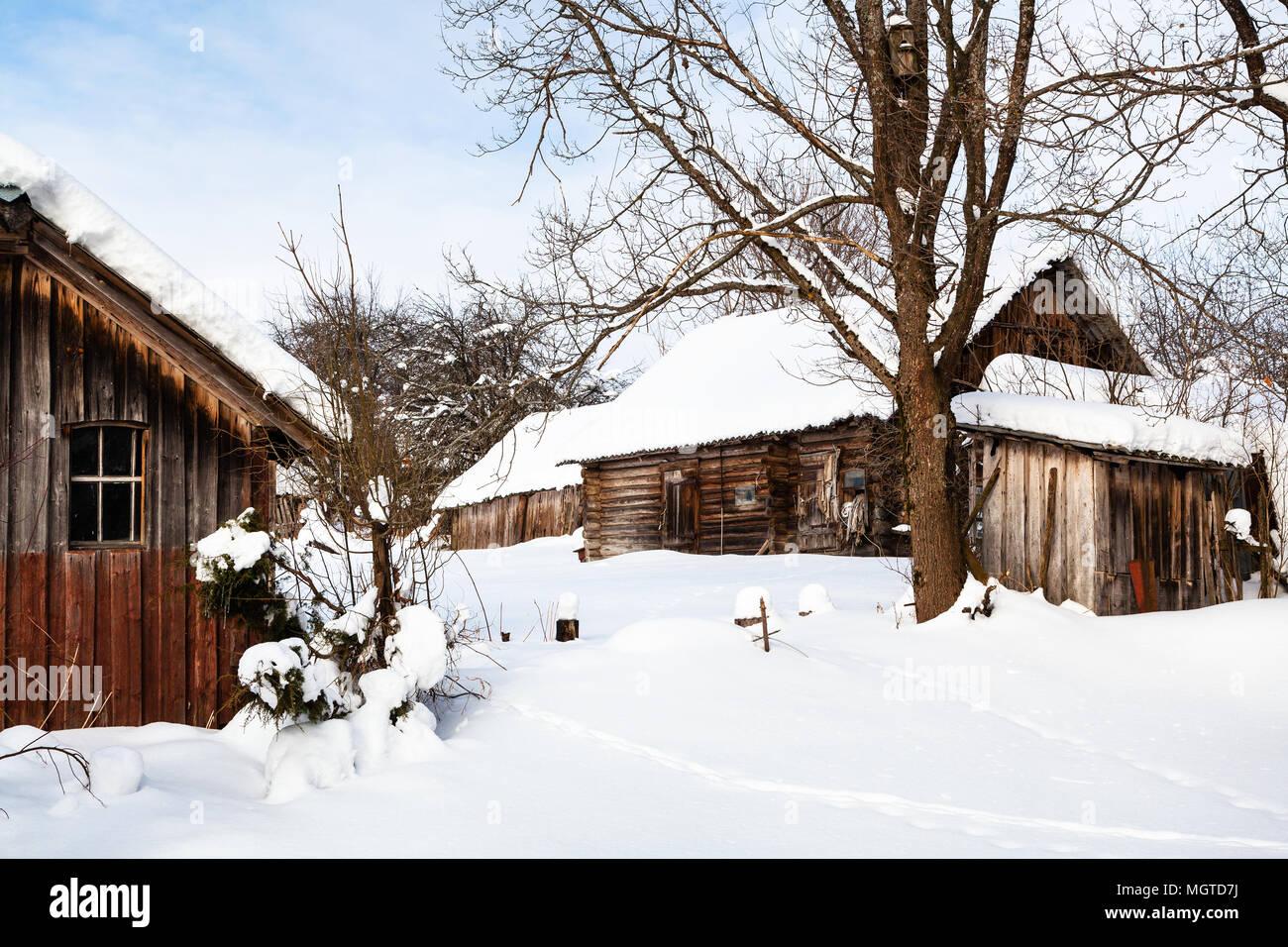 Cour couverte de neige dans l'ancien village abandonné russe typique en hiver journée dans la région de Smolensk Banque D'Images