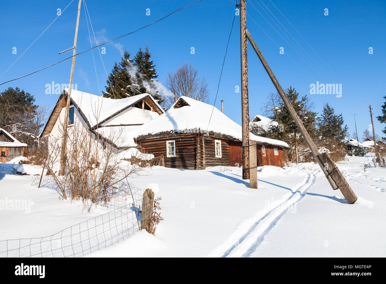 Petit village russe dans la journée d'hiver ensoleillée dans la région de Smolensk Banque D'Images