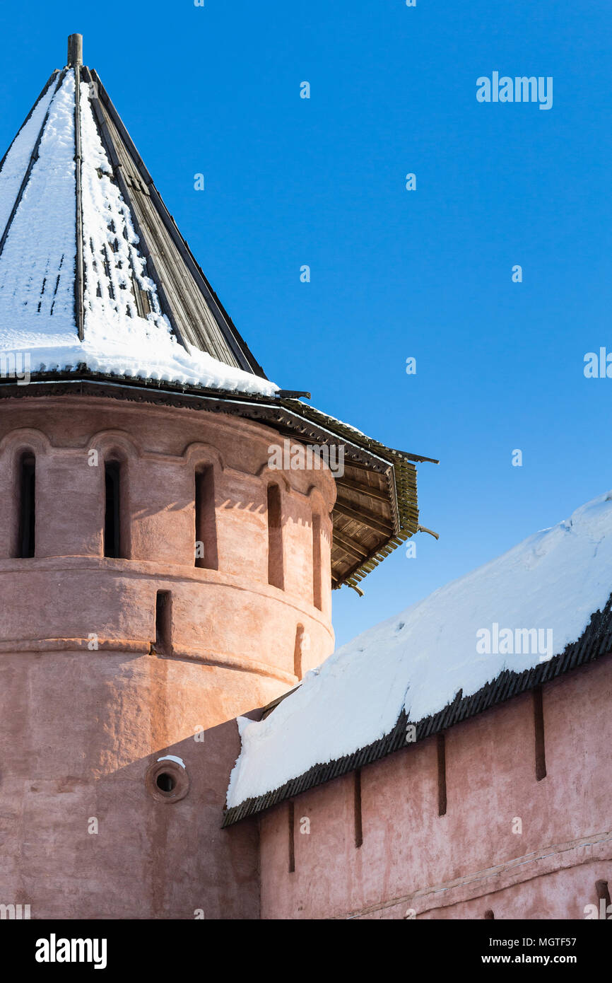Mur extérieur et la tour du monastère de Notre Sauveur et Saint Euthymius à Suzdal ville en hiver dans l'oblast de Vladimir de Russie Banque D'Images