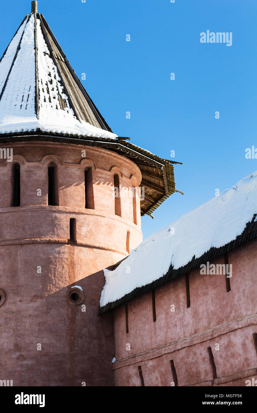 Mur rouge et la tour du monastère de Notre Sauveur et Saint Euthymius à Suzdal ville en hiver dans l'oblast de Vladimir de Russie Banque D'Images