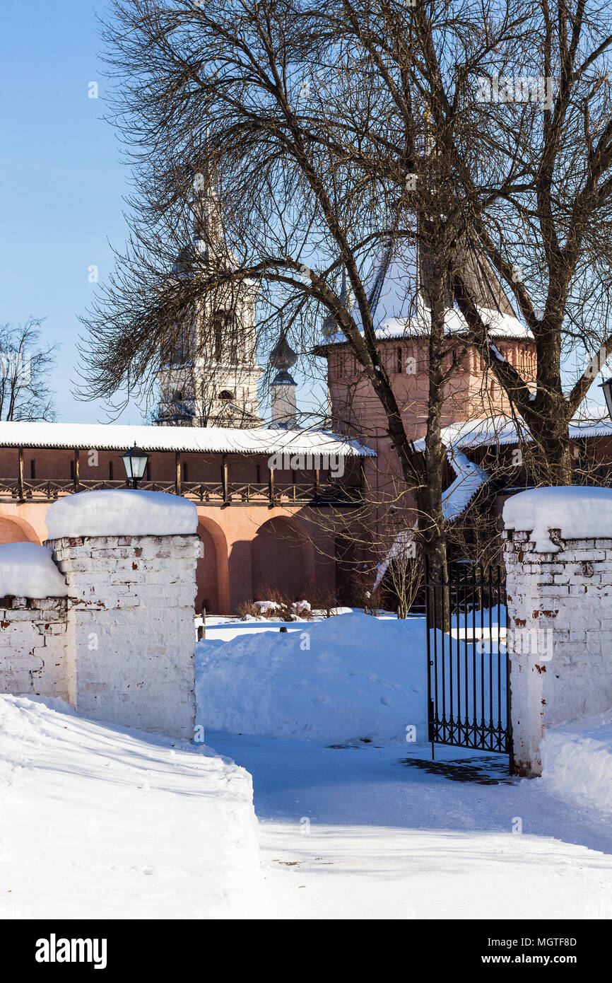 Vue sur la cour du monastère de Notre Sauveur et Saint Euthymius à Suzdal ville en hiver dans l'oblast de Vladimir de Russie Banque D'Images