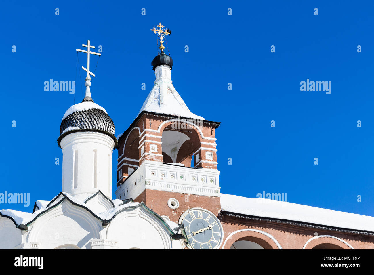 Coupole de l'église de la porte de l'Annonciation et clocher en monastère de Notre Sauveur et Saint Euthymius à Suzdal ville en hiver dans l'oblast de Vladimir Banque D'Images