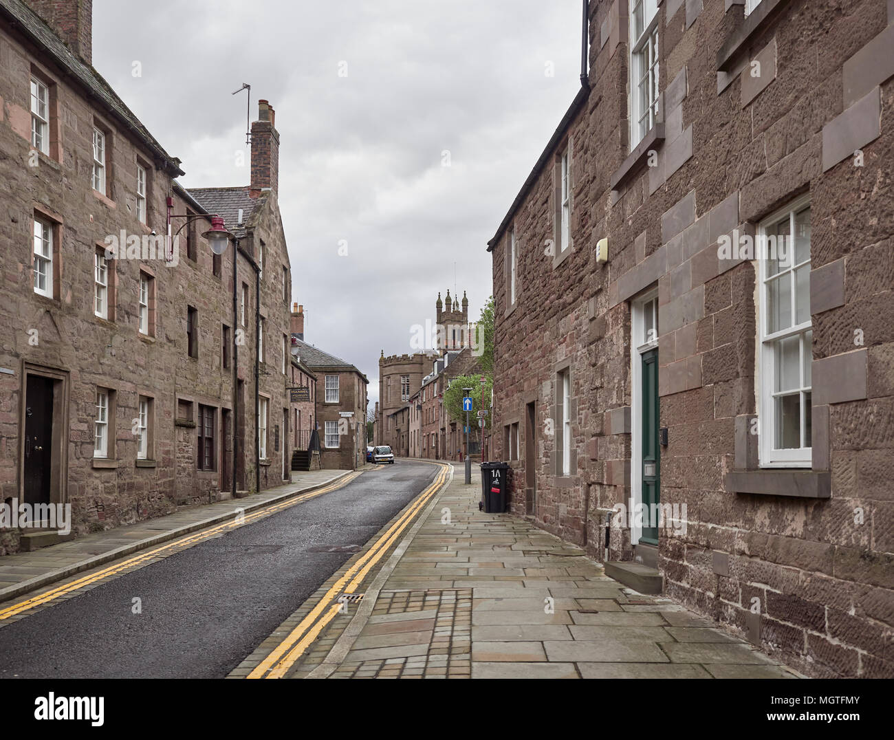 La vue vers le haut de la rue de l'église de la Grand-rue à Brechin, Angus, Scotland, avec ses maisons en terrasse traditionnel construit en grès rouge du Dévonien. Banque D'Images