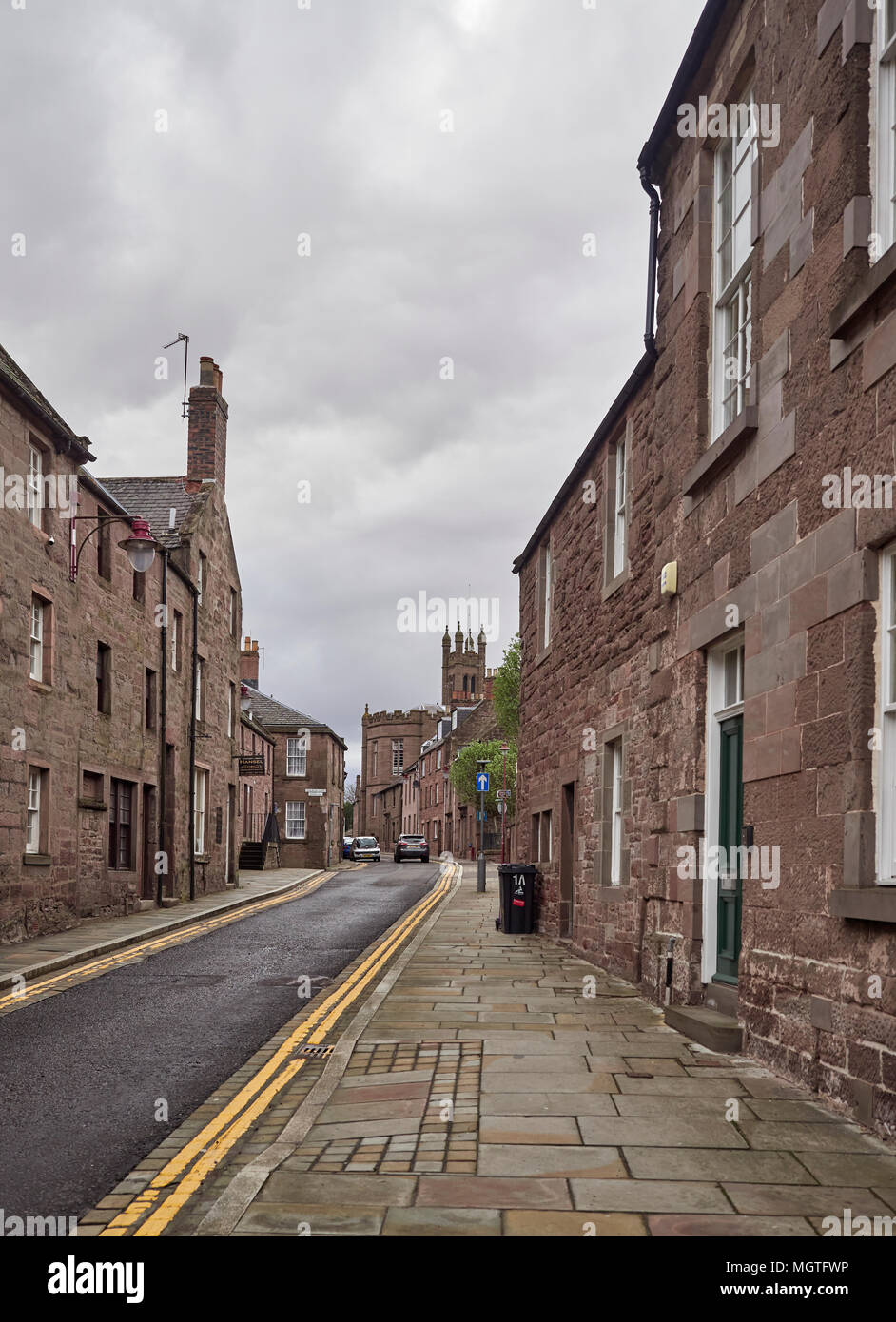 La rue de l'église menant à la cathédrale de la ville de Brechin, Angus est une étroite Retour rue partant de la rue principale. Angus (Écosse). Banque D'Images