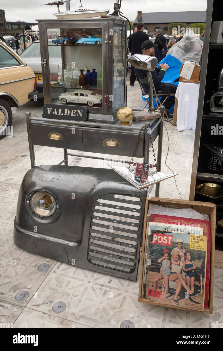 Londres, Royaume-Uni. 28 avril 2018. Le Classique Car Boot Sale dans le grenier Sq Kings Cross Londres Royaume-Uni. L'un des derniers espaces publics de Londres est plein de voitures classiques, vintage et détenteurs de blocage de l'alimentation de rue. Credit : Cabanel/Alamy Live News Banque D'Images
