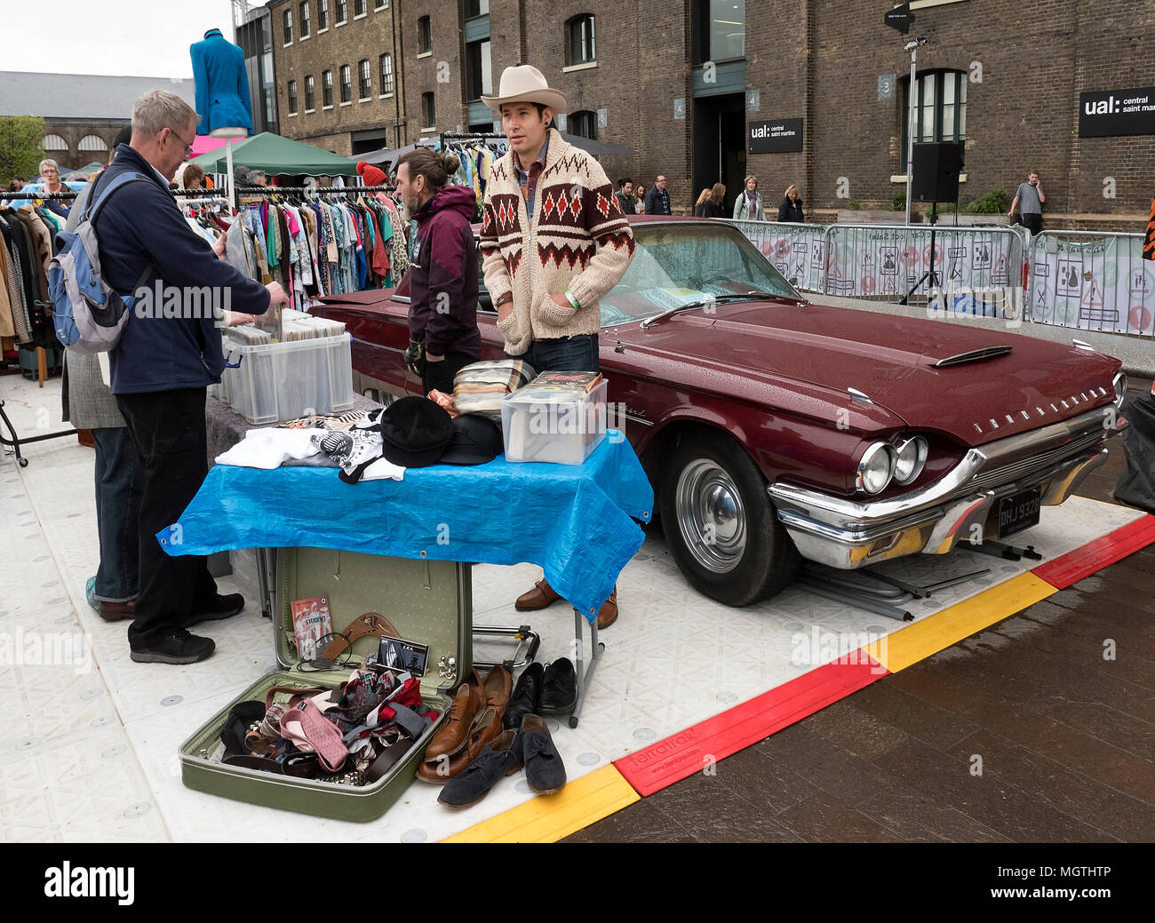 Londres, Royaume-Uni. 28 avril 2018. Le Classique Car Boot Sale dans le grenier Sq Kings Cross Londres Royaume-Uni. L'un des derniers espaces publics de Londres est plein de voitures classiques, vintage et détenteurs de blocage de l'alimentation de rue. Credit : Cabanel/Alamy Live News Banque D'Images