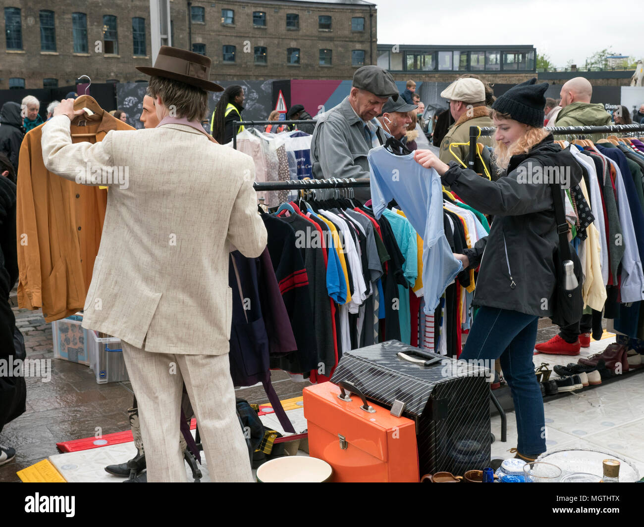 Londres, Royaume-Uni. 28 avril 2018. Le Classique Car Boot Sale dans le grenier Sq Kings Cross Londres Royaume-Uni. L'un des derniers espaces publics de Londres est plein de voitures classiques, vintage et détenteurs de blocage de l'alimentation de rue. Credit : Cabanel/Alamy Live News Banque D'Images