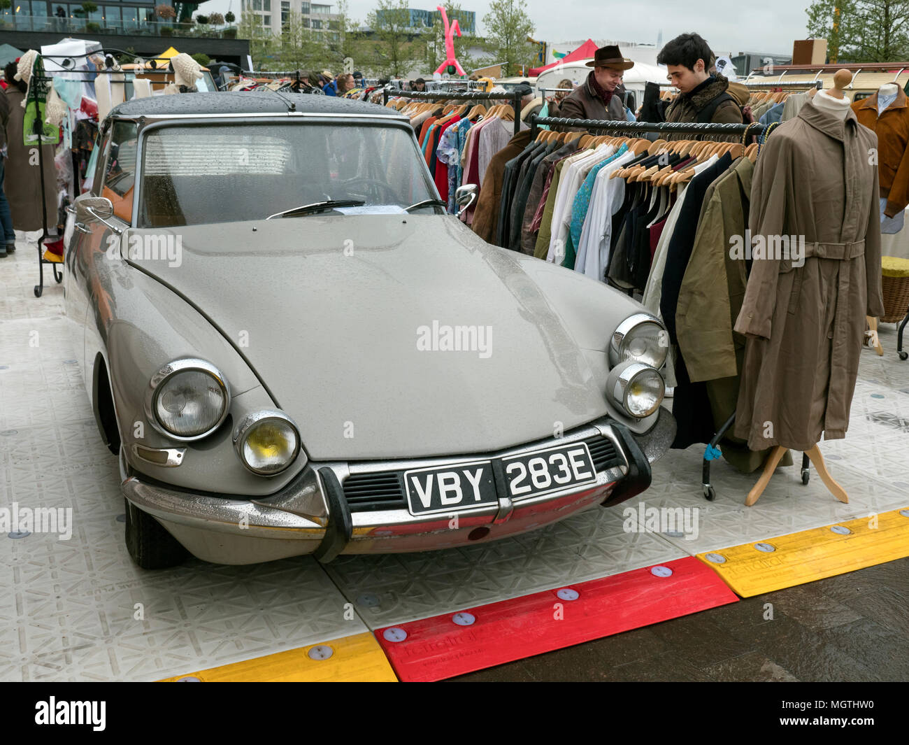Londres, Royaume-Uni. 28 avril 2018. Le Classique Car Boot Sale dans le grenier Sq Kings Cross Londres Royaume-Uni. L'un des derniers espaces publics de Londres est plein de voitures classiques, vintage et détenteurs de blocage de l'alimentation de rue. Credit : Cabanel/Alamy Live News Banque D'Images