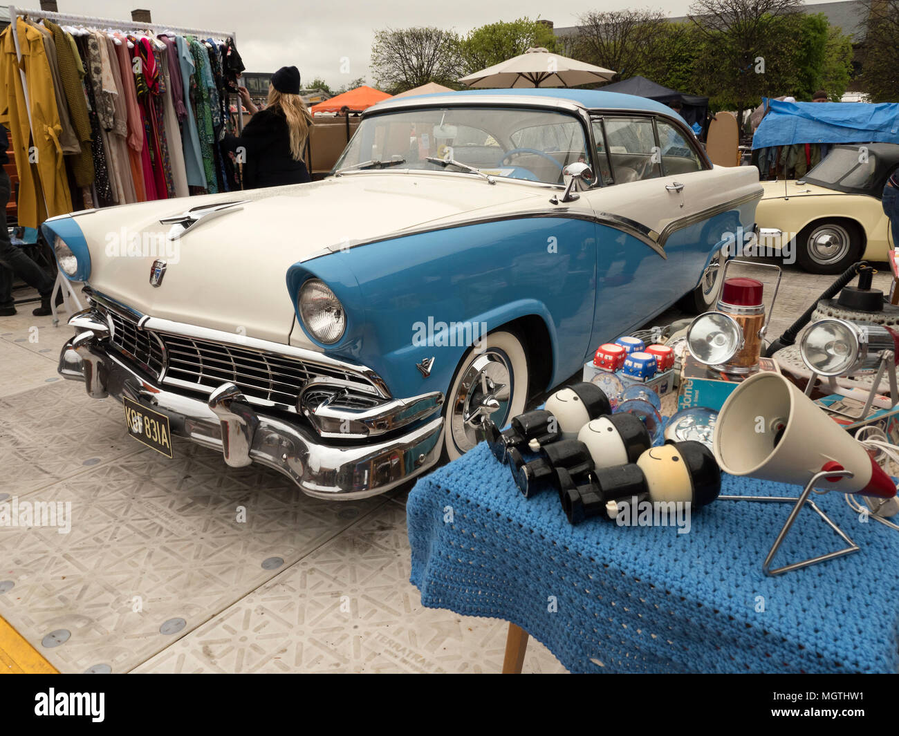 Londres, Royaume-Uni. 28 avril 2018. Le Classique Car Boot Sale dans le grenier Sq Kings Cross Londres Royaume-Uni. L'un des derniers espaces publics de Londres est plein de voitures classiques, vintage et détenteurs de blocage de l'alimentation de rue. Credit : Cabanel/Alamy Live News Banque D'Images