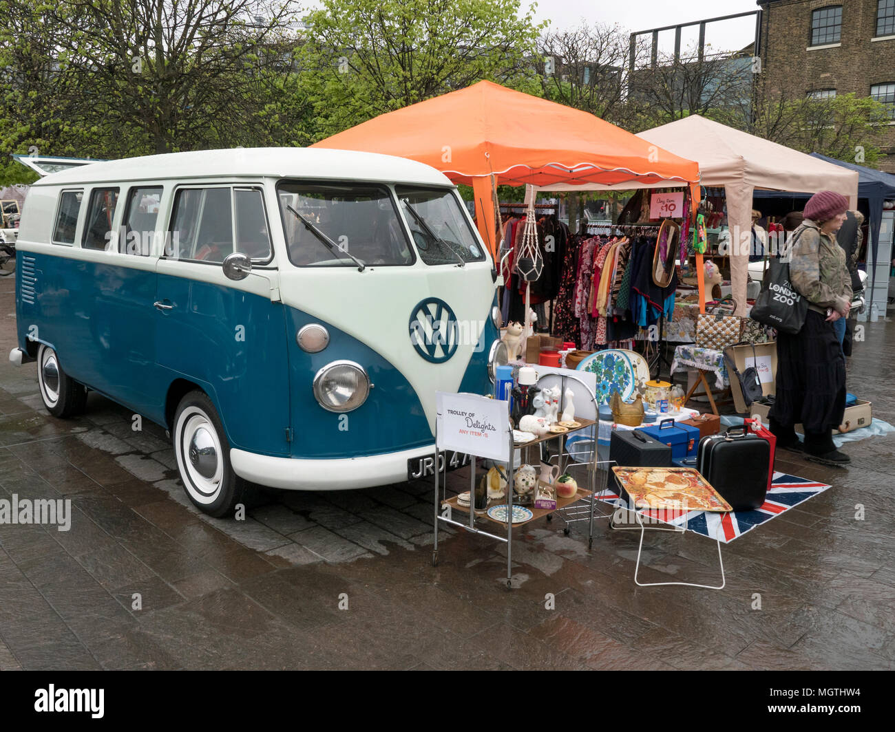 Londres, Royaume-Uni. 28 avril 2018. Le Classique Car Boot Sale dans le grenier Sq Kings Cross Londres Royaume-Uni. L'un des derniers espaces publics de Londres est plein de voitures classiques, vintage et détenteurs de blocage de l'alimentation de rue. Credit : Cabanel/Alamy Live News Banque D'Images