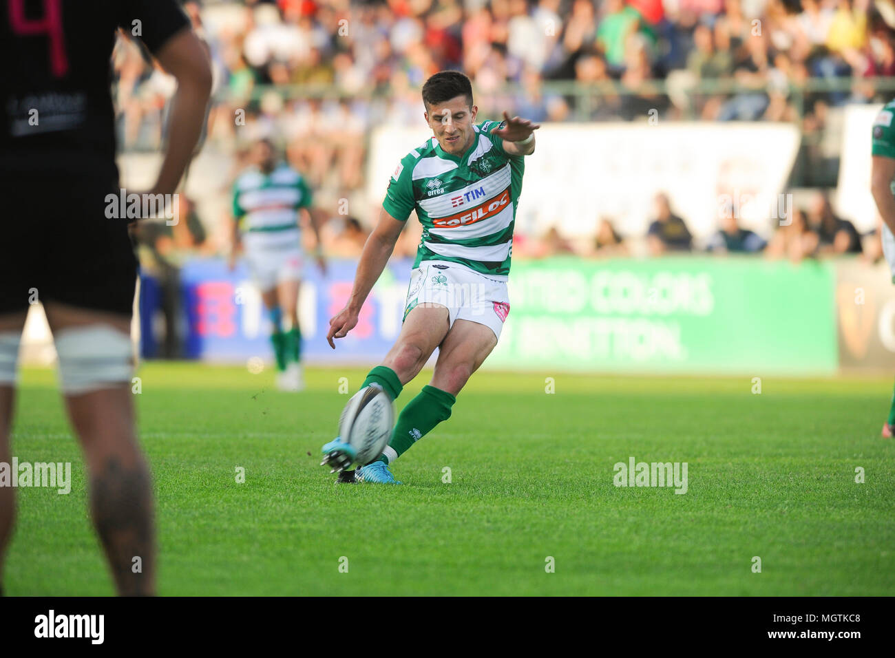 Treviso, Italie. 28 avril, 2018. Benetton voler la moitié Tommaso Allan avec un coup de pied de transformation dans le derby contre l'italien Zebre Rugby Club en GuinnessPro14©Massimiliano Carnabuci/Alamy live news Banque D'Images