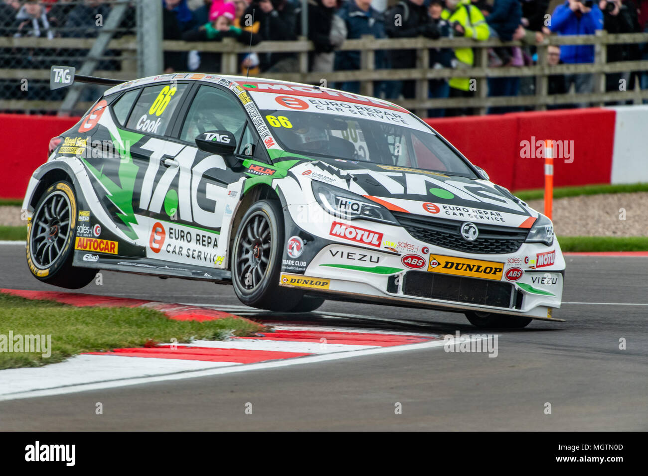 Donington, UK. 29 avril 2018. remporte la course 1 de British Touring Car Championship 2018 Phase 2 de Donington en son pouvoir Maxed TAG Course Vauxhall Astra Crédit : Guy Swarbrick//Alamy Live News Crédit : Guy Swarbrick/Alamy Live News Crédit : Guy Swarbrick/trackcycling.net/Alamy Live News Crédit : Guy Swarbrick/trackcycling.net/Alamy Live News Banque D'Images