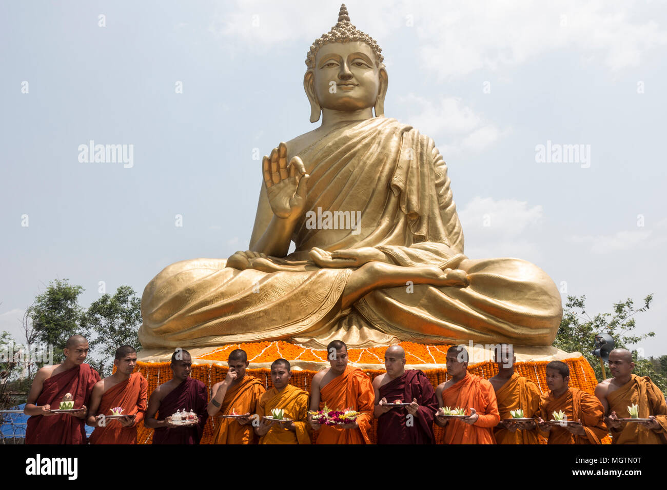Kolkata Apr 29 18 Les Moines Bouddhistes Rituel A Effectuer Un Temple Bouddhiste Pour Commemorer L Kolkata Apr 29 18 Les Moines Bouddhistes Rituel A Effectuer Un Temple Bouddhiste Pour Commemorer L