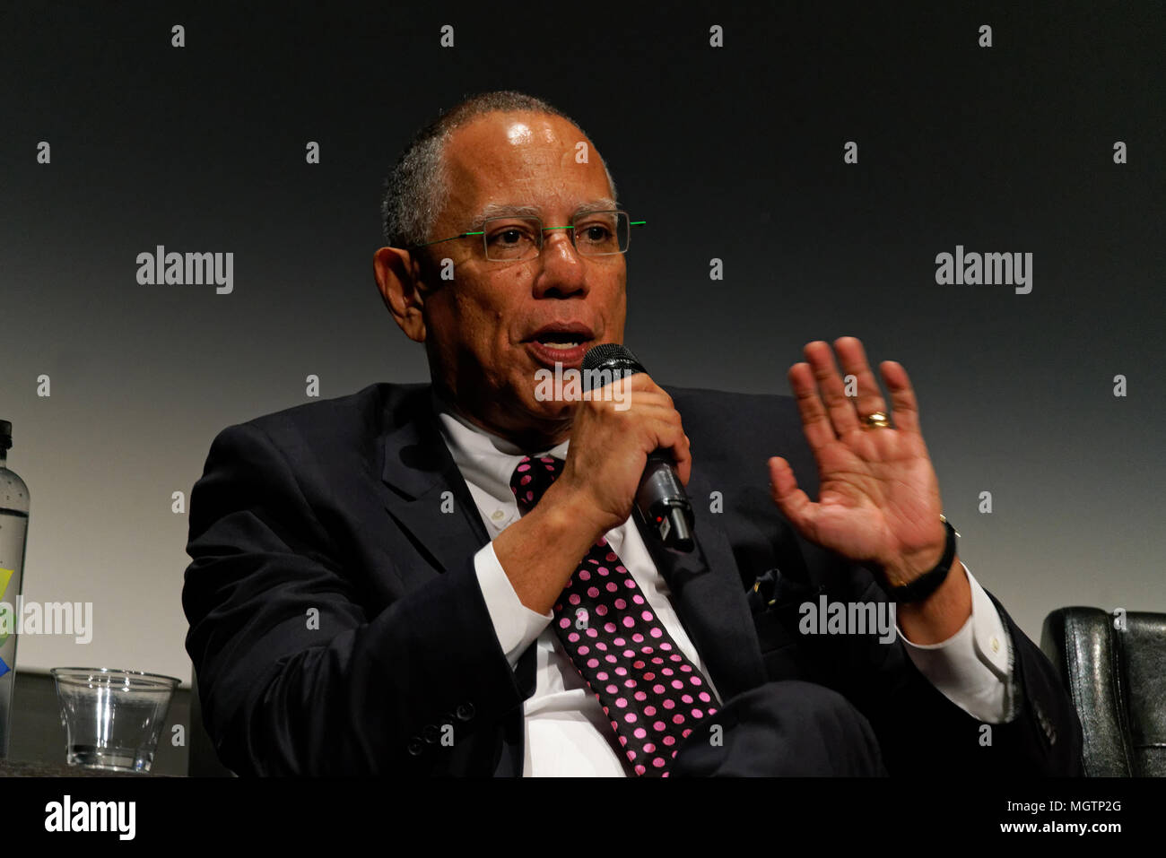 New York, États-Unis, 28 avril 2018. Directeur de la rédaction du New York Times, Dean Baquet, s'exprimant au cours d'une table après la projection de "Le quatrième pouvoir" au Festival du film de Tribeca 2018. Le film est sur la façon dont le New York Times a couvert les 100 premiers jours de la présidence d'Atout. Photo par Terese Loeb Kreuzer/Alamy Live News Banque D'Images