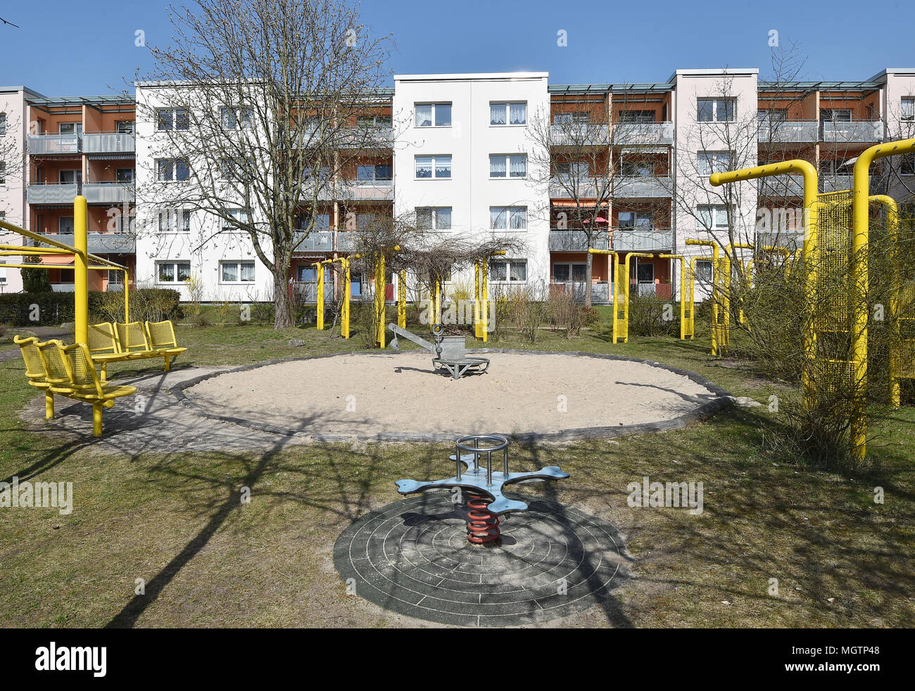 10 avril 2018, l'Allemagne, Bernau : une aire de jeux dans la cour intérieure d'un plattenbau partiellement rénové de la RDA est temps sous la protection des monuments du centre-ville de Bernau. L'isolation thermique ne peut pas être installé en raison de ses dalles en béton lavé d'origine. Photo : Bernd Settnik/dpa-Zentralbild/ZB Banque D'Images