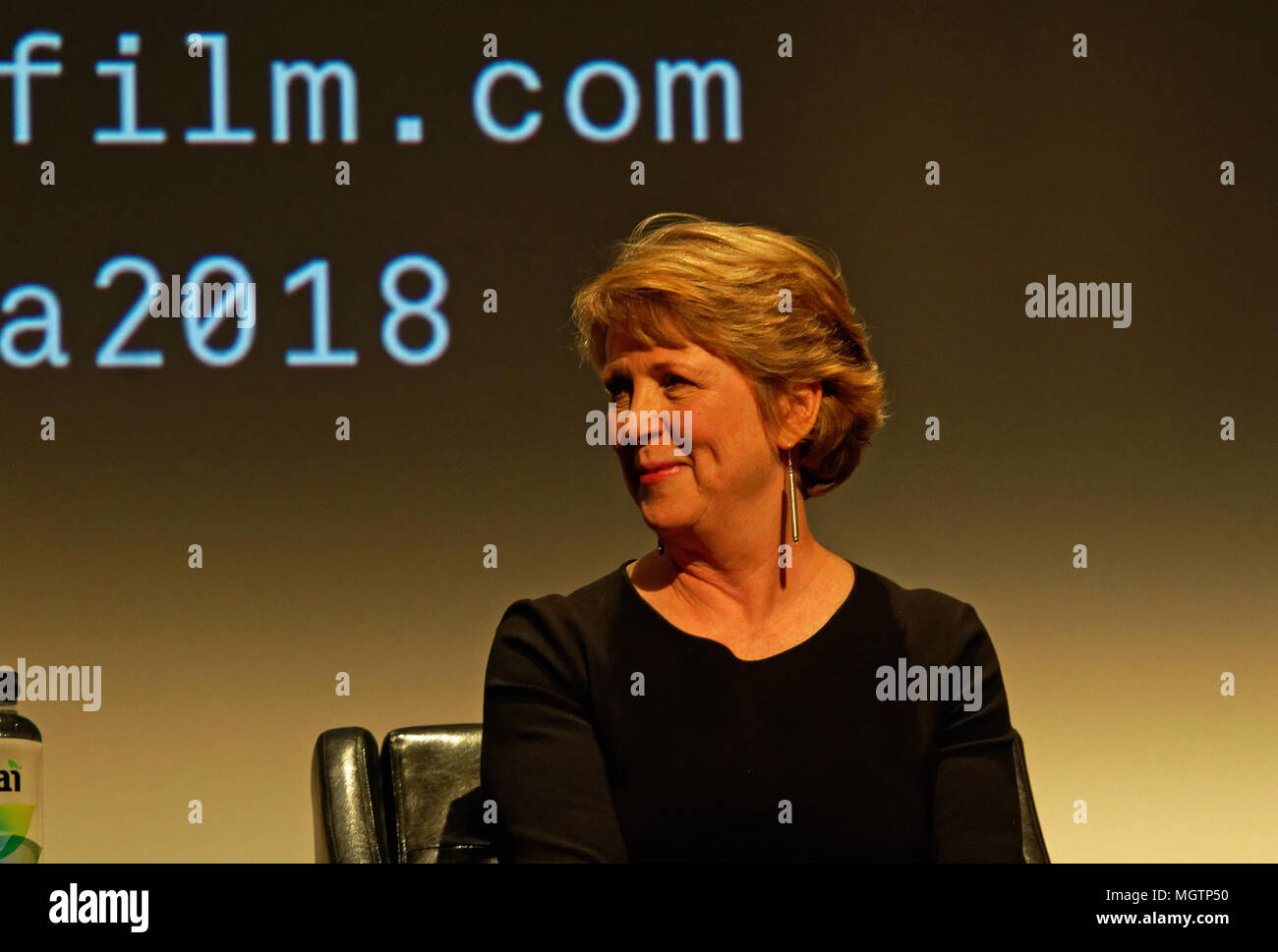 New York, États-Unis, 28 avril 2018. Elisabeth Bumiller, le chef du Bureau de Washington pour le New York Times, sur un panneau après une projection du film, "Le quatrième pouvoir", au Festival du film de Tribeca 2018. Le film est sur la façon dont le New York Times a couvert les 100 premiers jours de la présidence d'Atout. Photo par Terese Loeb Kreuzer/Alamy Live News Banque D'Images