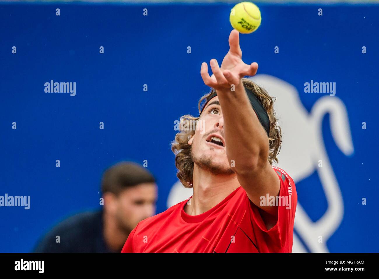 Barcelone, Espagne. 28 avril, 2018 : STEFANOS TSITSIPAS (GRE) sert contre Rafael Nadal (ESP) dans la finale de l'Open de Barcelone Banc Sabadell'. Nadal a gagné 6:2, 6:1 Crédit : Matthias Rickenbach/Alamy Live News Banque D'Images