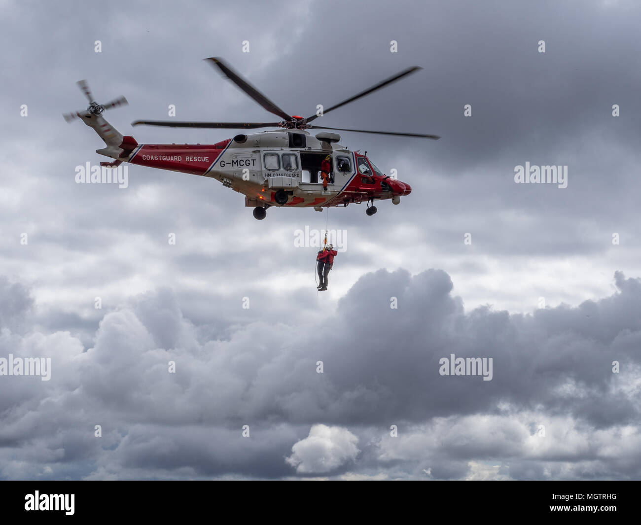 Ben Arthur, le cordonnier, en Écosse le 29 avril 2018. Un hélicoptère de garde-côtes chute outre les membres de l'équipe de secours en montagne pour aider une personne blessée Walker qui a ensuite mené à la colline. Crédit : George Robertson/Alamy Live News Banque D'Images